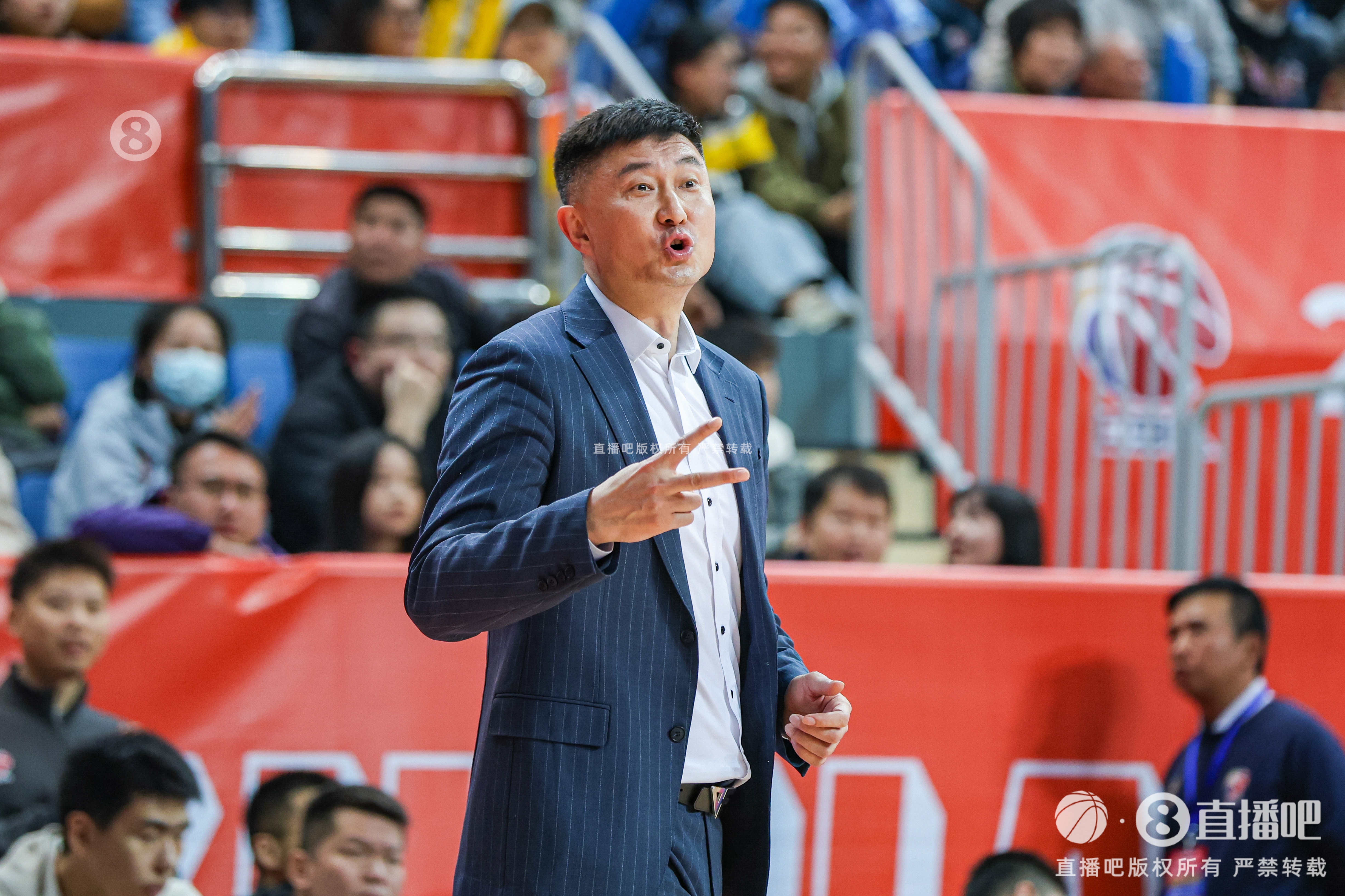 杜鋒:今天我們籃板輸?shù)奶?所以比賽一直打得比較膠著